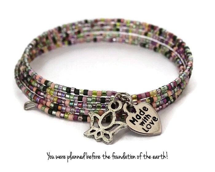 Mehrfarbige Miyuki Delica Memory Wire Wrap Armband von HolyFireDesigns