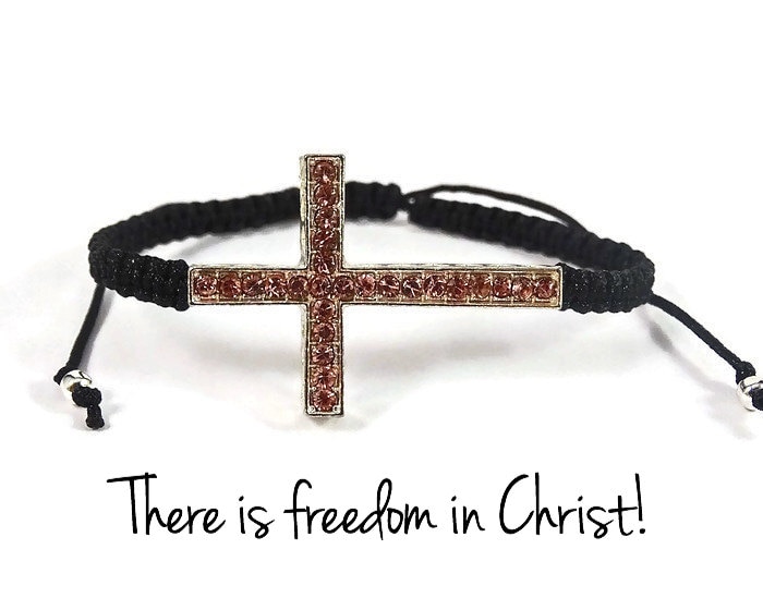 Silber Kreuz Mit Rosa Kristall Ebnen Armband, Makramee Schmuck, Christian Gesegnet Schmuck von HolyFireDesigns