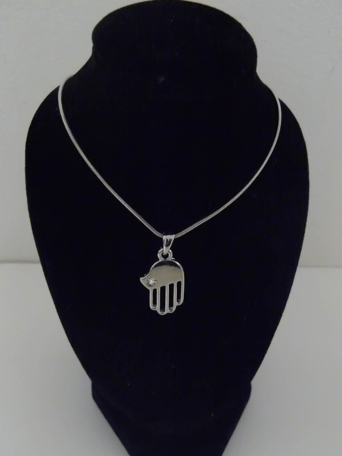 Vergoldete Silber Hamsa Halskette - Charm Anhänger Weißer Stein Kabbalah Gott Evil Eye Fatima Hand Weißer Jewlery Vergoldete Silber Hamsa Halskette - Charm Anhänger Weißer Stein Kabbalah Gott Evil Eye Fatima Hand Weißer Jewlery von HolyGifts