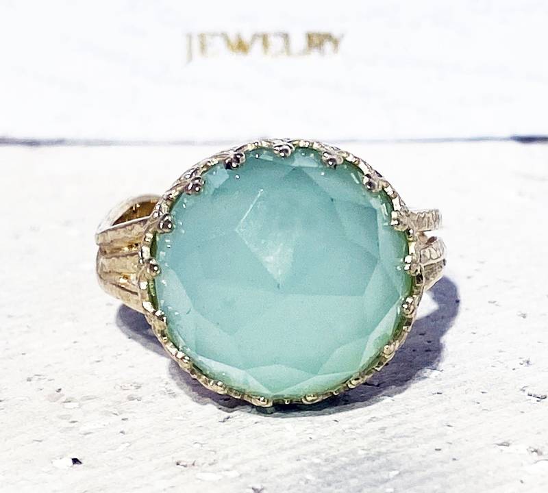 Chalcedon Ring - Runder Kronenring Aqua Grün Vintage Hellgrüner Seeschaum Gold Edelstein von HolyLandChic