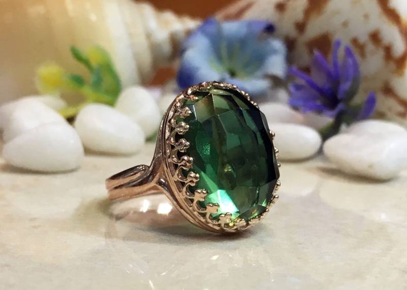 Grüner Turmalin Ring - Ovaler Kronenring Goldring Edelstein Rosenschliff Grüner Statement Cocktail von HolyLandChic