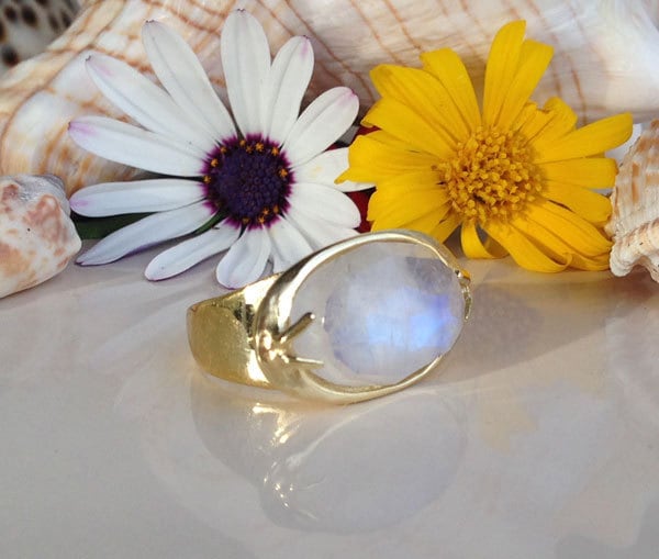 Mondstein Ring - Echte Edelstein Juni Birthstone Reflektierende Ovaler Regenbogen Fett Promise Boho Schmuck von HolyLandChic