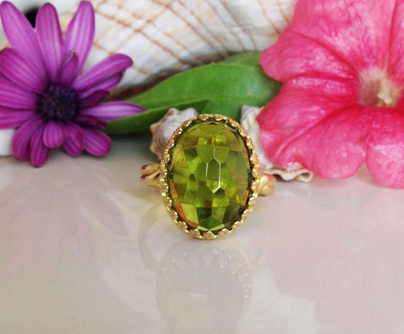 Peridot Ring - August Geburtsstein Edelstein Mit Rosenschliff Ovaler Kronenring Spitzenring Hellgrüner Goldring von HolyLandChic
