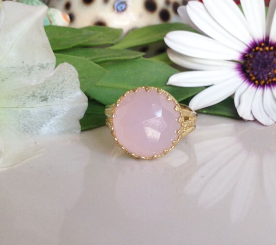 Rosa Chalcedon Ring - Rosenquarz Oktober Birthstone Gold Braut, Runde Krone Rosa Versprechen von HolyLandChic