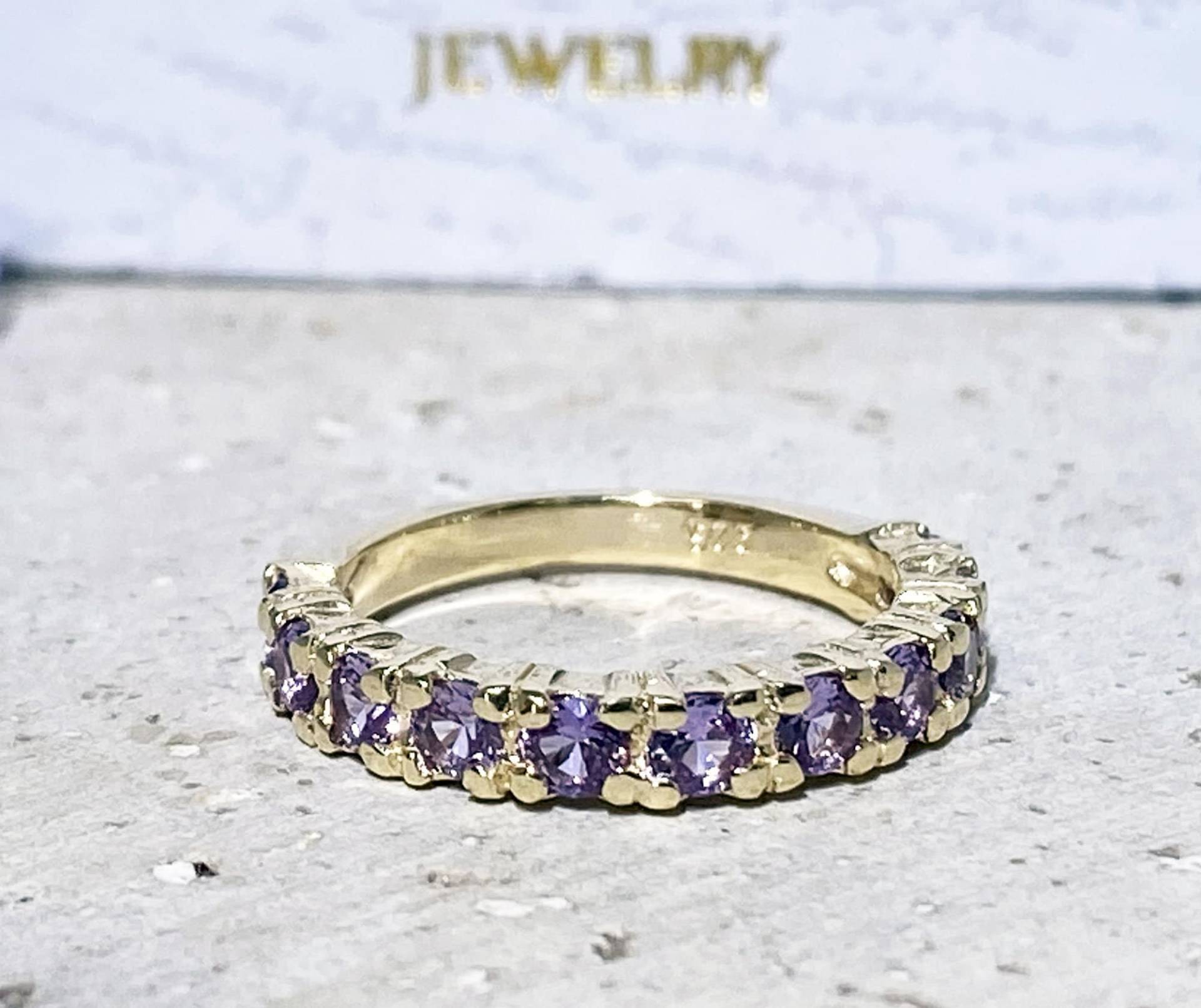 Alexandrit Ring - Lavendel Juni Geburtsstein Halb Eternity Gold Zierlicher Prong Edelstein Band von HolyLandJewelry