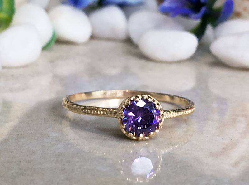 Amethyst Ring - Februar Geburtsstein Lila Gold Band Gehämmerter Runder Edelstein Lünetten Kleiner von HolyLandJewelry