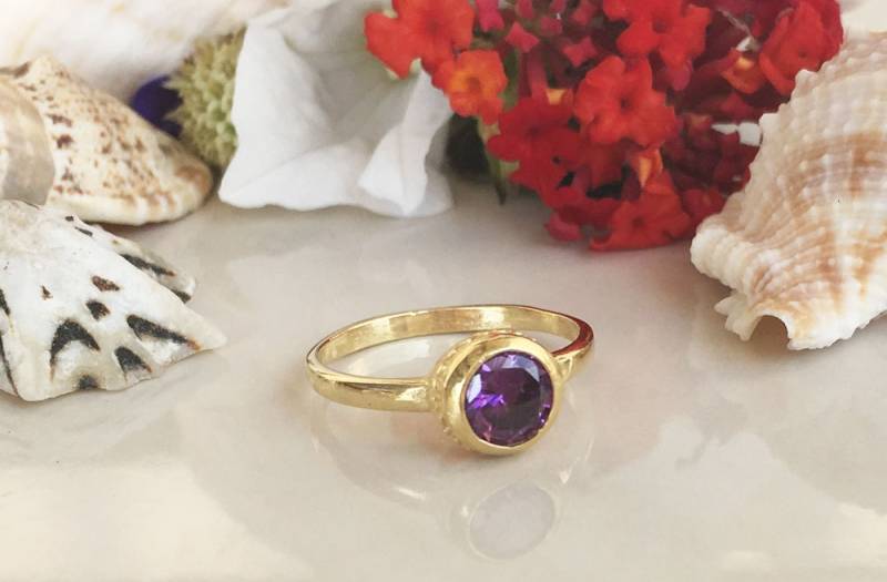 Amethyst Ring - Lila Edelstein Februar Geburtsstein Lünetten Goldring Kleiner Runder Schlichter Schmuck von HolyLandJewelry