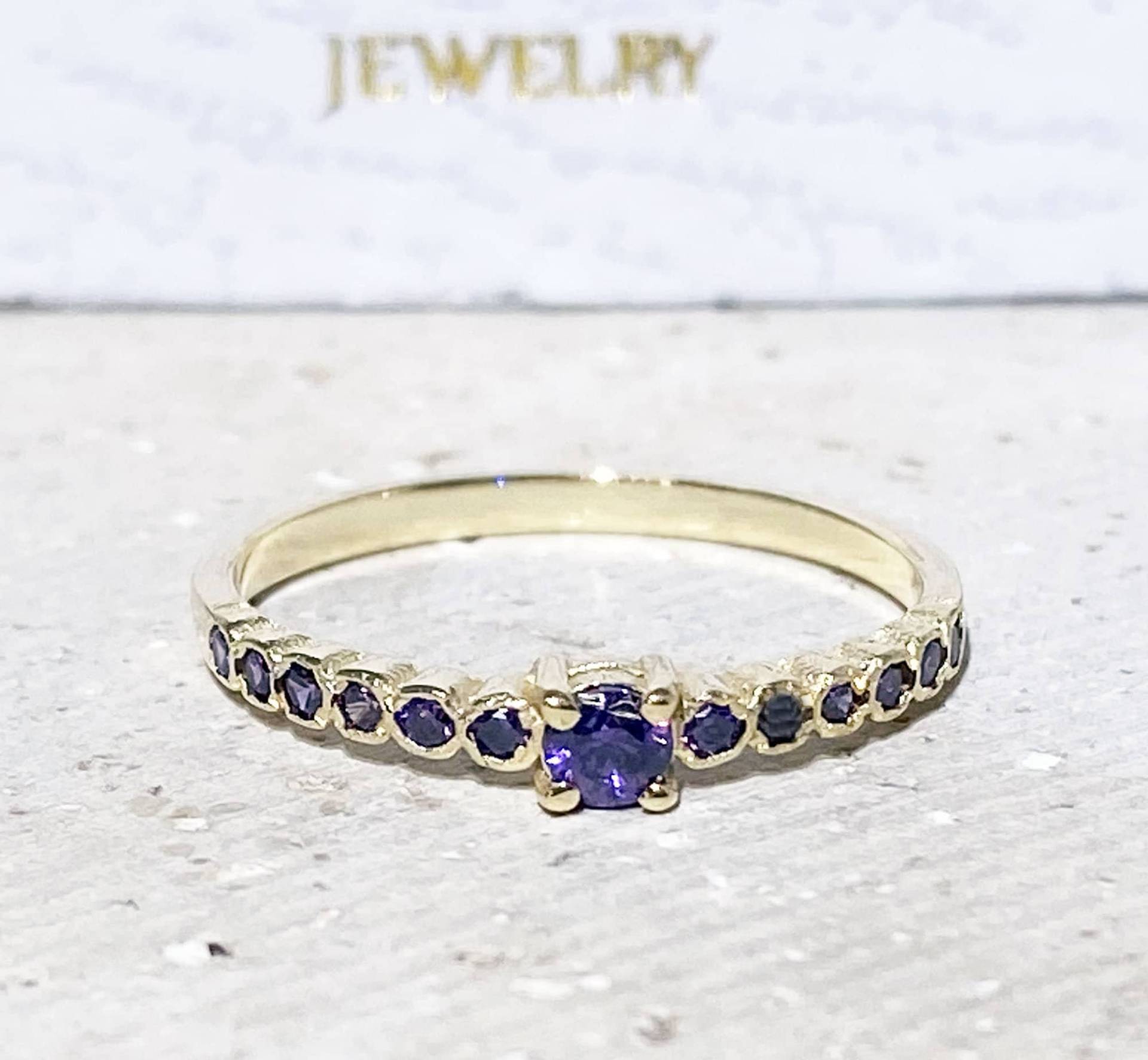 Amethyst Ring - Stapel Kleiner Gold Lila Zarter Schlichter Februar Geburtsstein von HolyLandJewelry