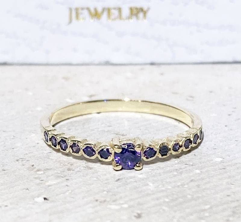 Amethyst Ring - Stapel Kleiner Gold Lila Zarter Schlichter Februar Geburtsstein von HolyLandJewelry