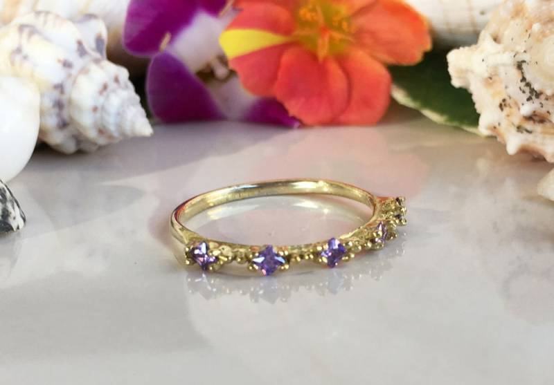 Amethyst Ring - Stapel Kleiner Gold Lila Zarter Schlichter Februar Geburtsstein von HolyLandJewelry