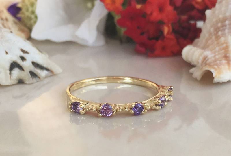 Amethyst Ring - Stapelring Kleiner Gold Lila Zarter Prong Schlichter Februar Geburtsstein von HolyLandJewelry