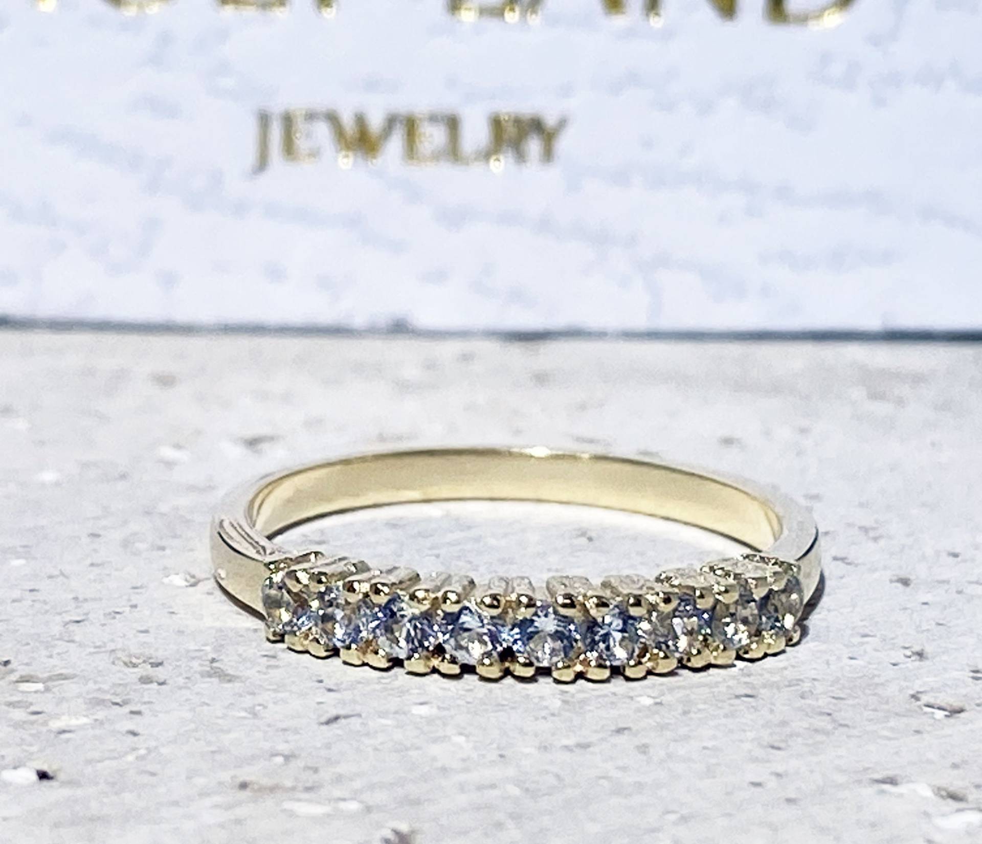 Aquamarin Ring - Winziger Stapelring Edelstein Schlichter Goldring Halb Eternity März Geburtsstein Prong von HolyLandJewelry