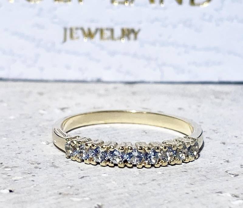Aquamarin Ring - Winziger Stapelring Edelstein Schlichter Goldring Halb Eternity März Geburtsstein Prong von HolyLandJewelry
