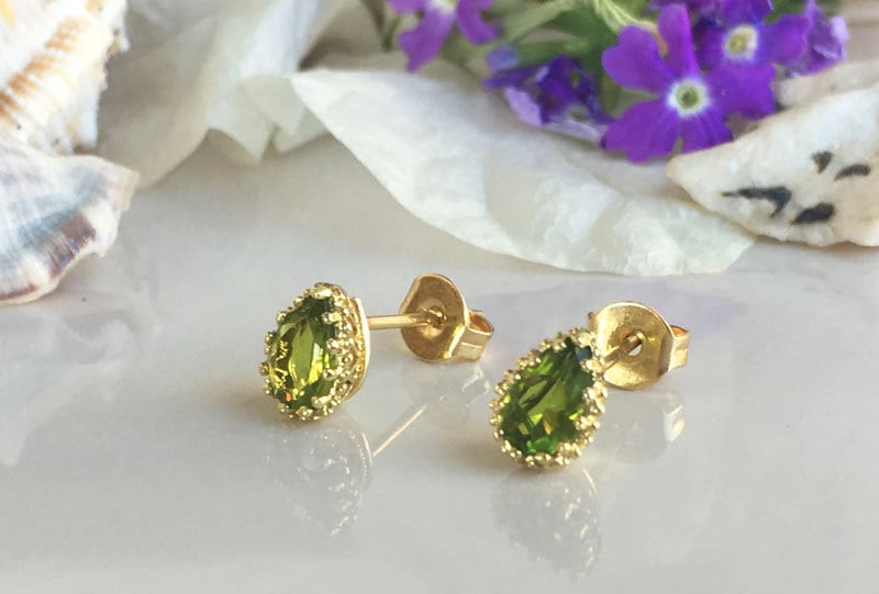 August Birthstone Schmuck - Peridot Ohrringe Post Zarte Ohrstecker Einfache Gold von HolyLandJewelry