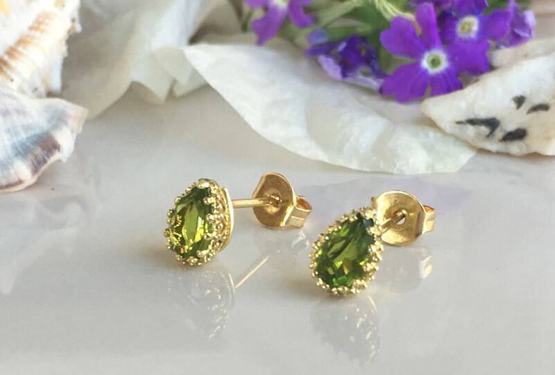 August Birthstone Schmuck - Peridot Ohrringe Post Zarte Ohrstecker Einfache Gold von HolyLandJewelry