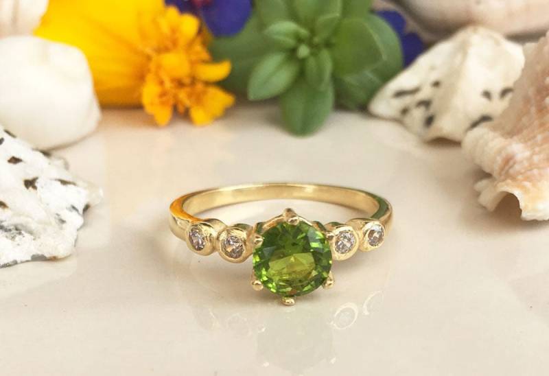 August Birthstone Schmuck - Peridot Ring Gold Zierlicher Edelstein Schlichter Stapel Winziger von HolyLandJewelry