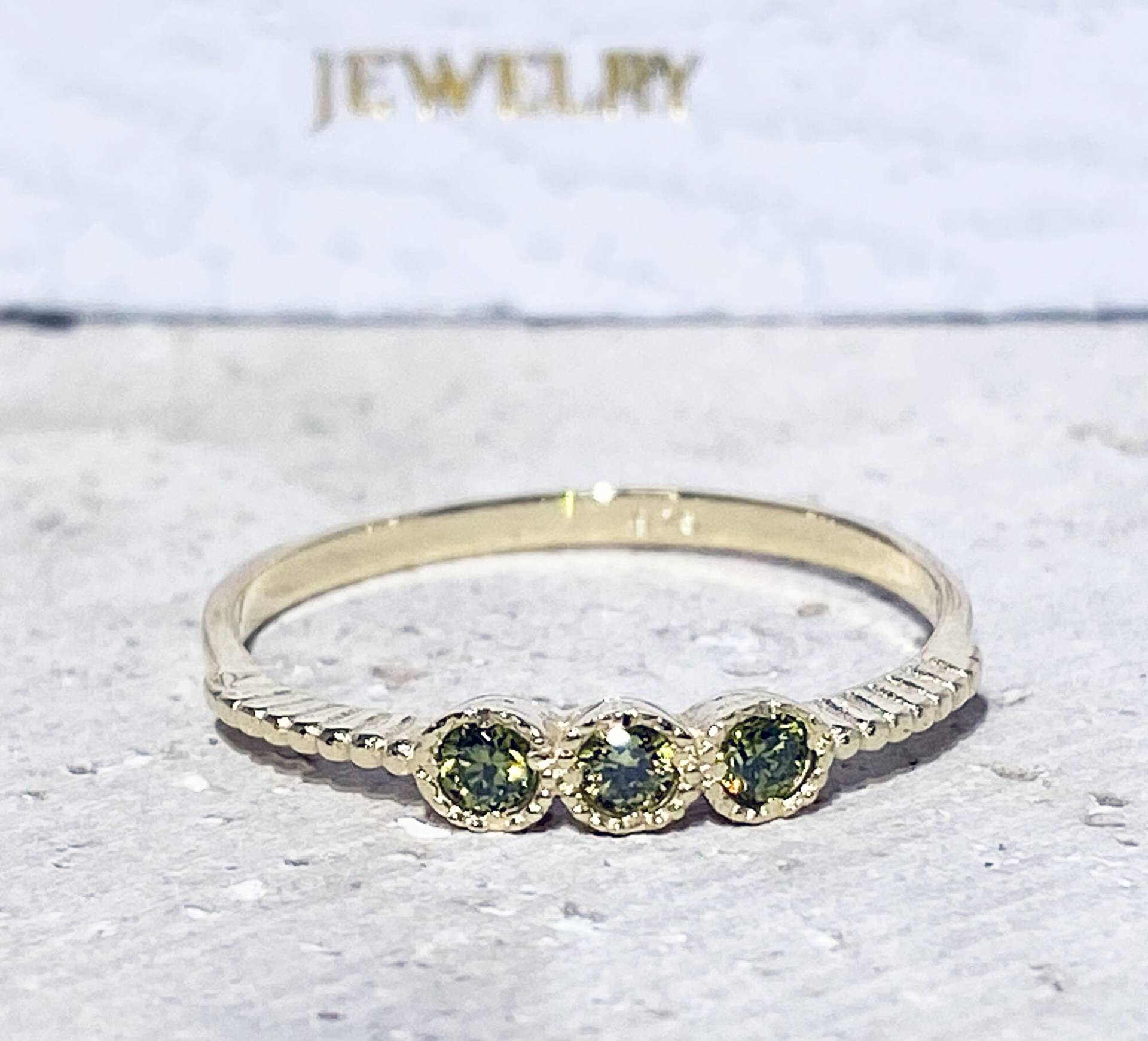 August Birthstone Schmuck - Peridot Ring Schmaler Stapel Filigraner Kleiner Hellgrüner Schlichter von HolyLandJewelry