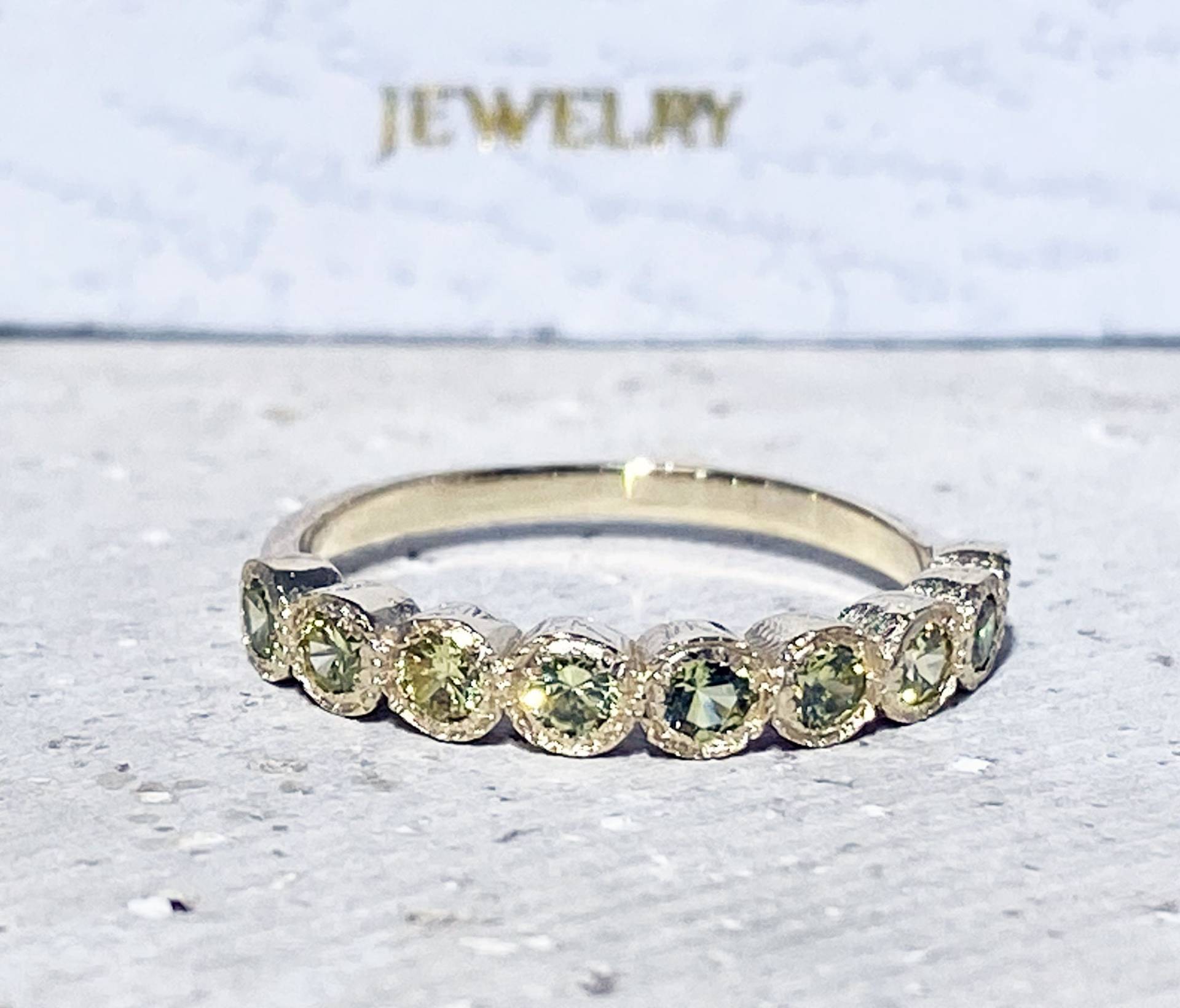 August Birthstone Schmuck - Peridot Ring Zarter Gold Edelstein Schlichter Stapel Kleiner von HolyLandJewelry