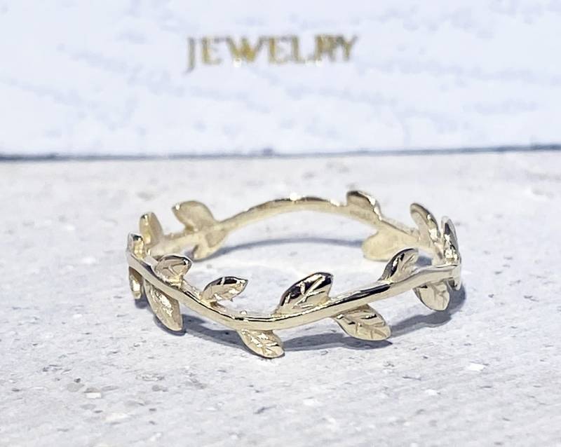Blatt Ring - Zweig Gold Stapel Minimalist Schmuck Dünner Filigraner Schlichter Band von HolyLandJewelry
