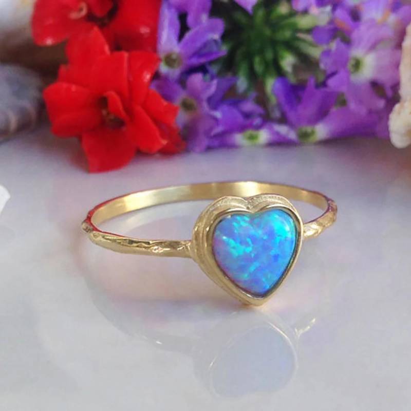 Blauer Opal Ring - Herz Gold Oktober Geburtsstein Winziger Schlichter Schmuck Gehämmerter von HolyLandJewelry