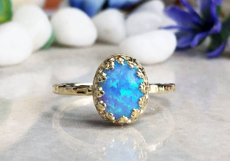 Blauer Opal Ring - Oktober Geburtsstein Gehämmerter Gold Edelstein Ovaler Winziger Schlichter Zarter von HolyLandJewelry