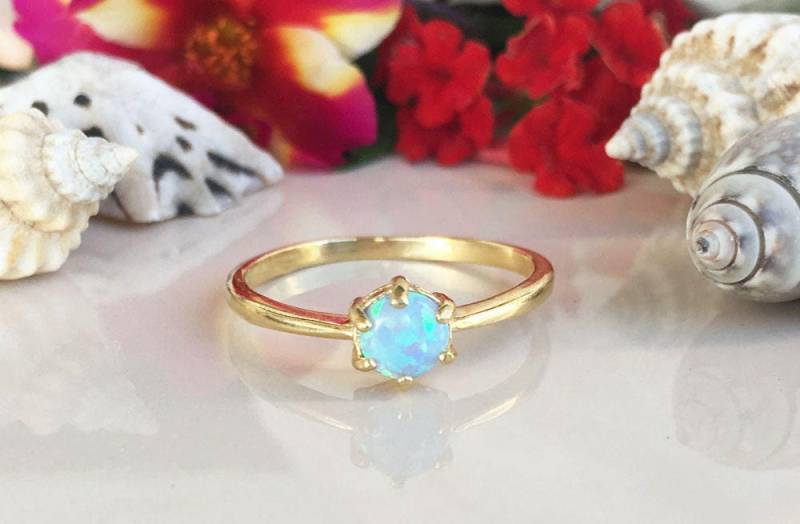 Blauer Opal Ring - Oktober Geburtsstein Kleiner Schlichter Prong Goldring Edelstein Runder Schmuck Für Jeden Tag von HolyLandJewelry