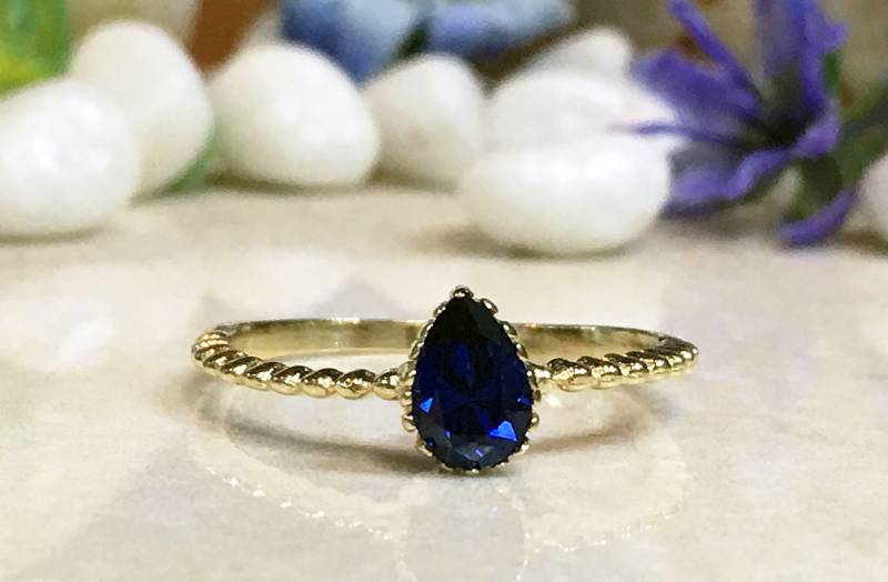 Blauer Saphir Ring - Gold Edelstein Königsblau Stapelring Tropfen September Geburtsstein Kleiner von HolyLandJewelry