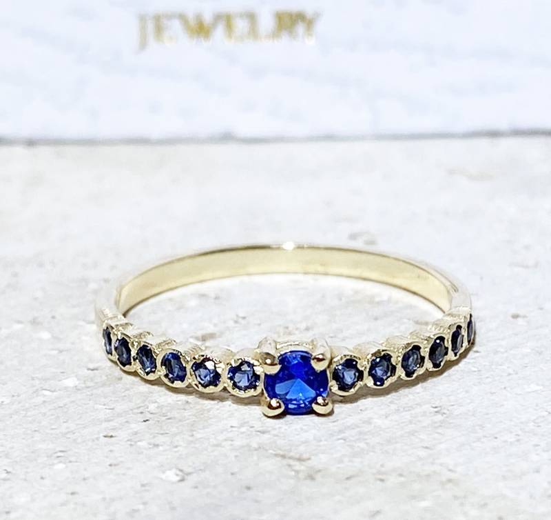Blauer Saphir Ring - Gold Zarter von HolyLandJewelry