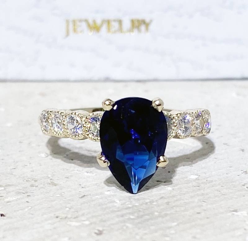 Blauer Saphir Ring - September Geburtsstein Statement Gold Verlobungsring Teardrop Cocktail Prong von HolyLandJewelry