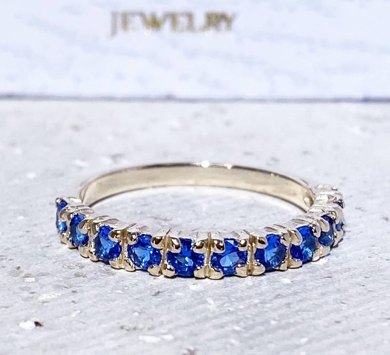Blautopas Ring - Dezember Geburtsstein Halber Eternity Stapel Edelstein Gold Zierlicher Prong Schlichter von HolyLandJewelry