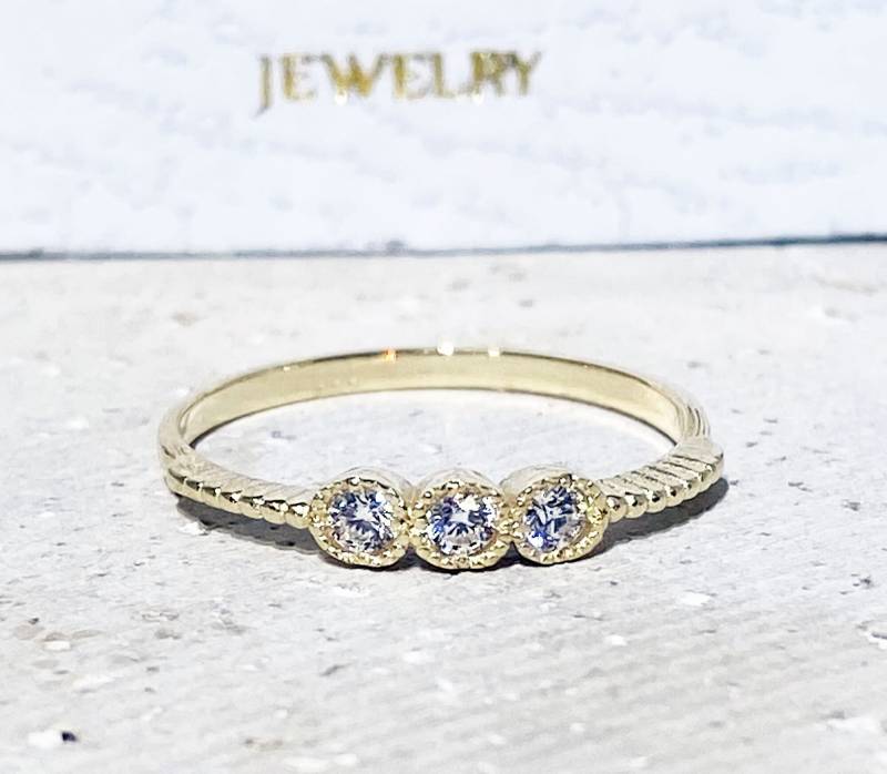 Drei Edelsteine Ring - Klarer Quarz April Fingerring Kleiner Schmaler Stapelring Zierlicher Für Den Alltag Zarter von HolyLandJewelry