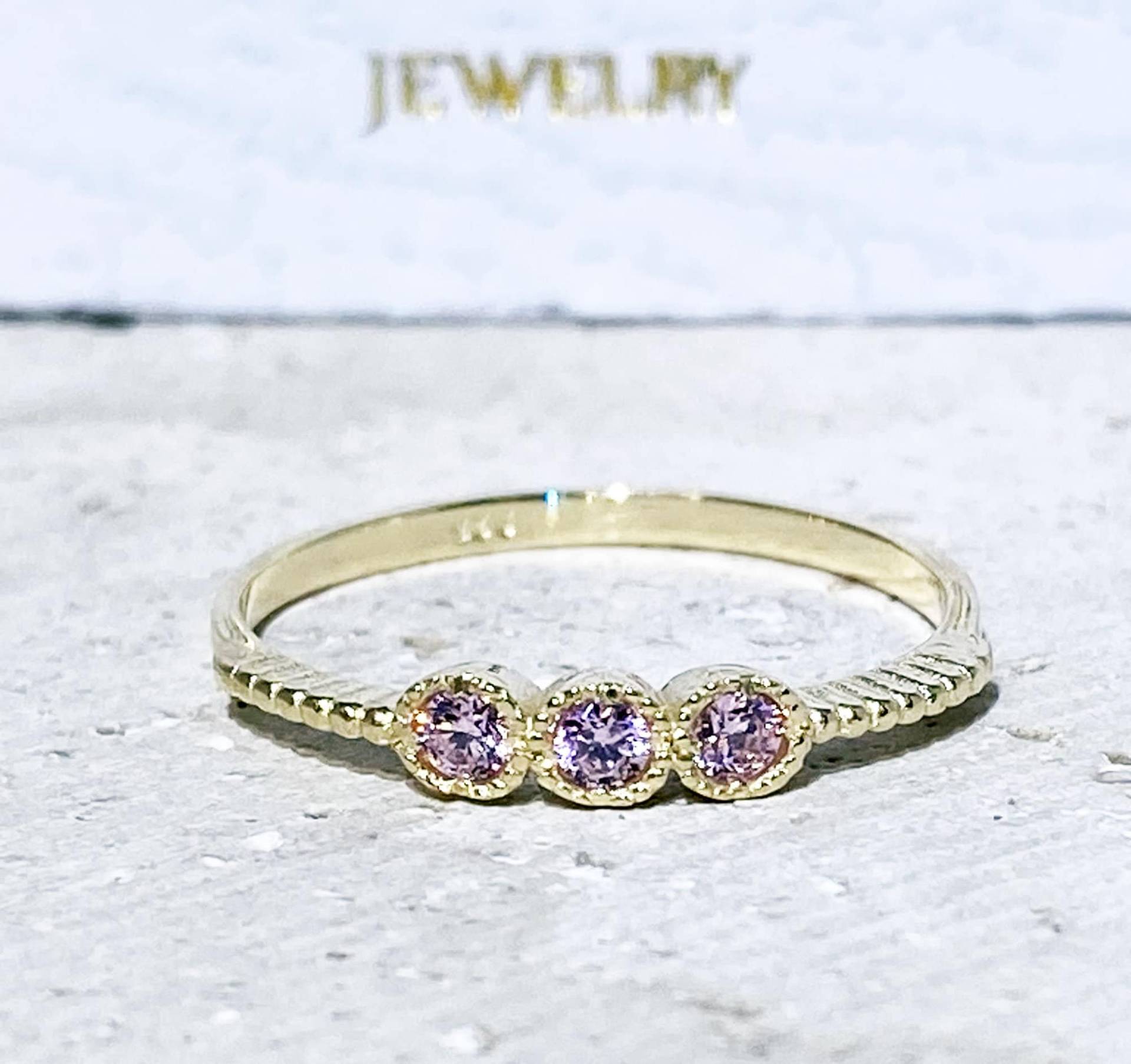 Dreifache Edelsteine Ring - Rosenquarz Gold Oktober Kleiner Schmaler Stapelring Zarter Rosa von HolyLandJewelry