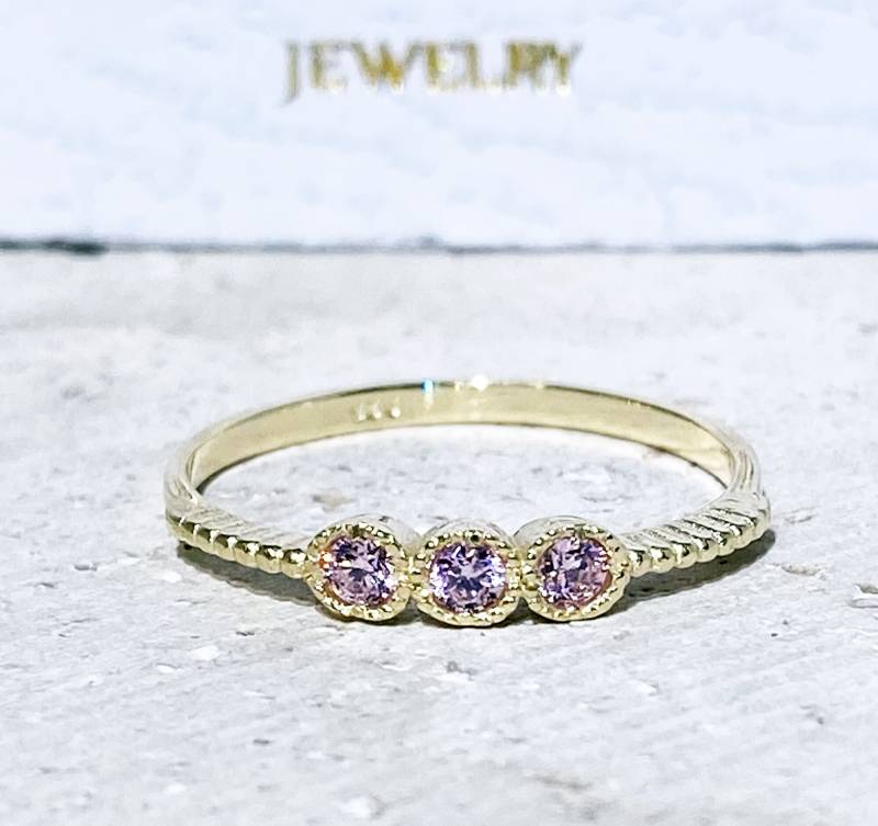 Dreifache Edelsteine Ring - Rosenquarz Gold Oktober Kleiner Schmaler Stapelring Zarter Rosa von HolyLandJewelry