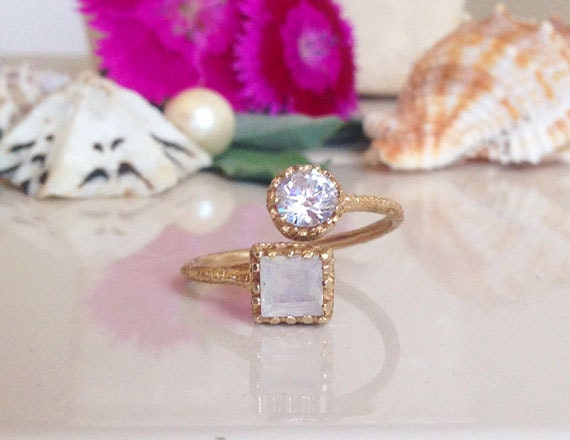 Dualer Edelstein Ring - Beliebiger Geburtsstein Mondstein Bergkristall Gehämmert Stapel Gold von HolyLandJewelry