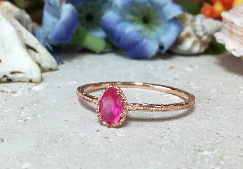 Facettierter Rubin Ring - Juli Geburtsstein Fuchsia Stapelring Edelstein Schlichter Schmuck von HolyLandJewelry