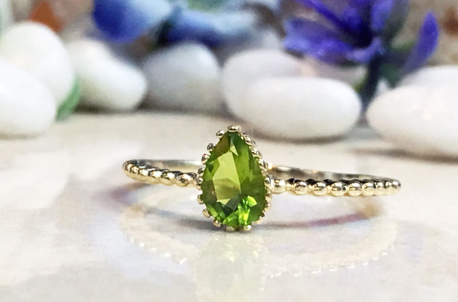 Gold Ring - Peridot August Geburtsstein Tropfen Edelstein Stapelring Schlichter Zarter Zierlicher von HolyLandJewelry