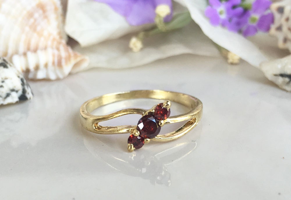 Granat Ring - Edelstein Januar Geburtsstein Gold Roter Schlichter Stapelring Zarter von HolyLandJewelry