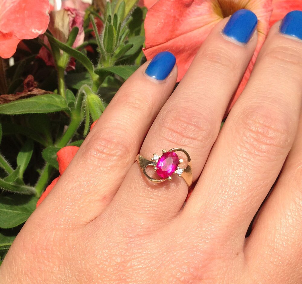 Juli Geburtsstein Schmuck - Rubin Ring Gold Cocktail Zierlicher Fuchsie Oval Prong Zarte von HolyLandJewelry