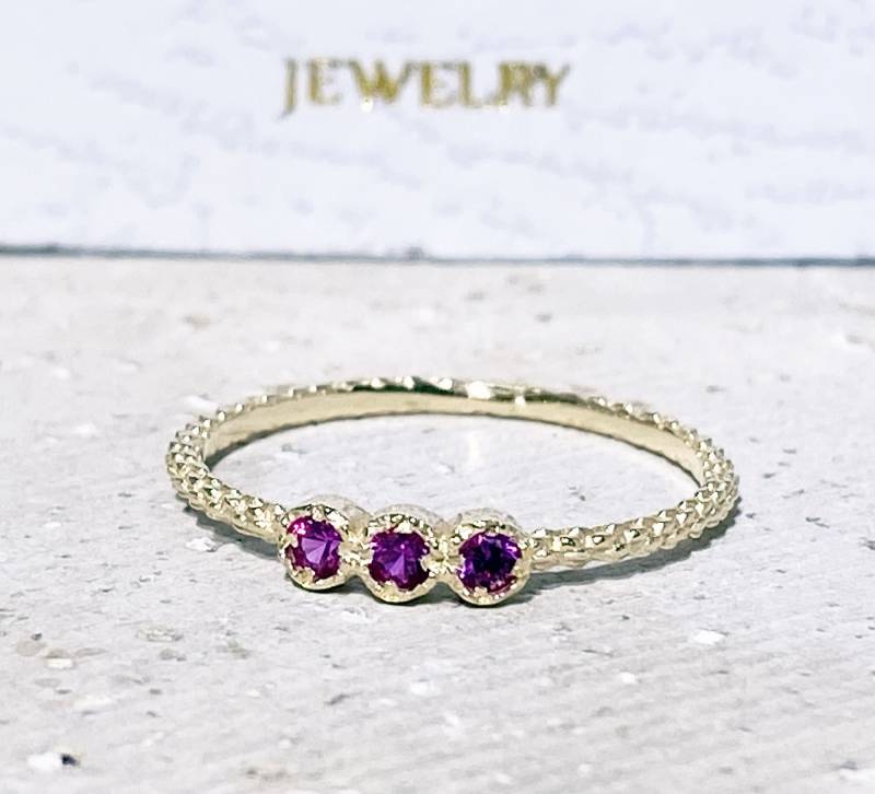 Juli Geburtsstein Schmuck - Rubin Ring Gold Zarter Stapel Fuchsia Schlichter Winziger von HolyLandJewelry