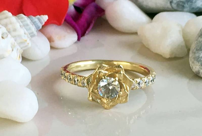 Klarer Quarz Ring - April Geburtsstein Kamelie Blumen Statement Goldring Verlobungsring Vintage von HolyLandJewelry