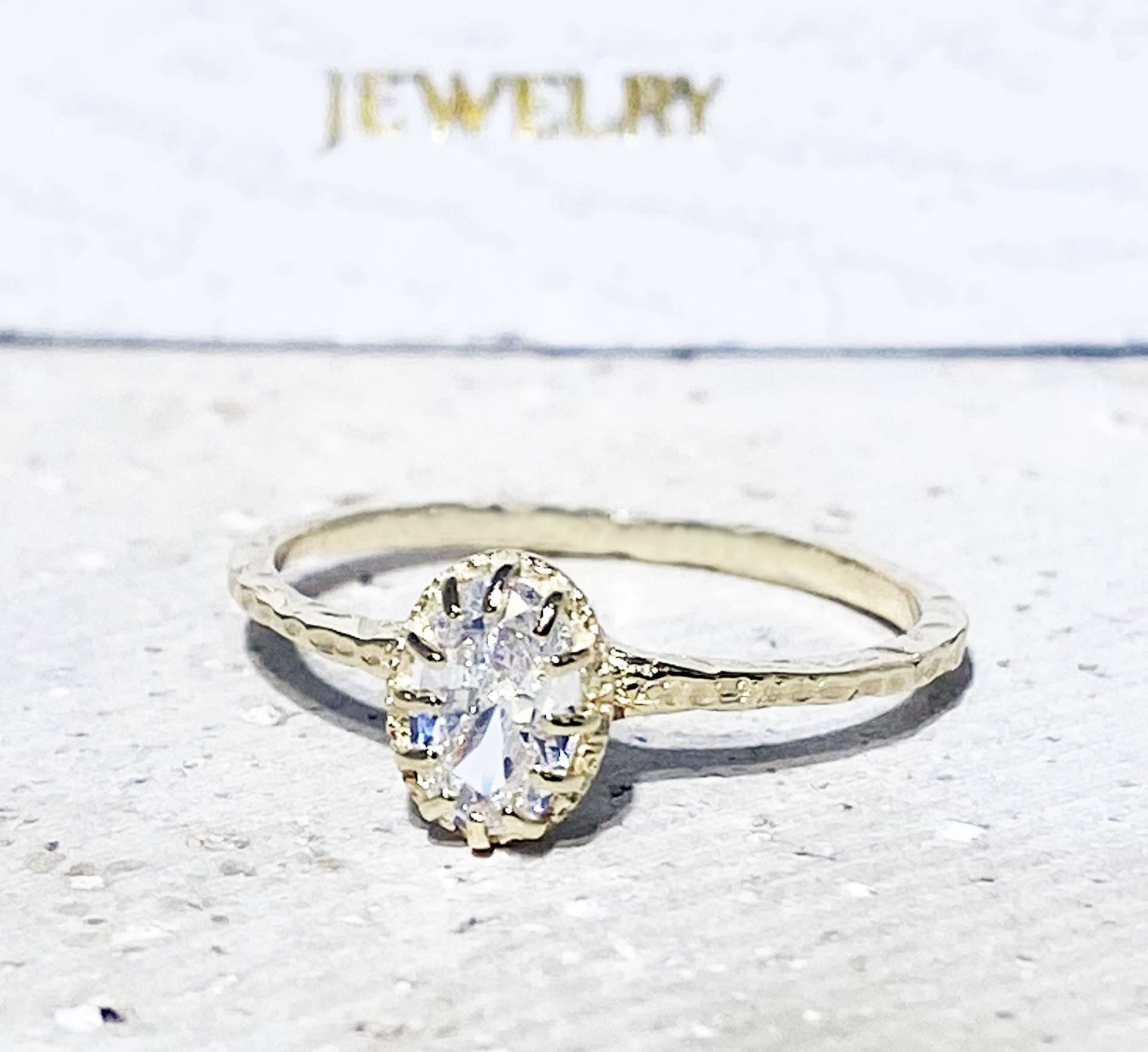 Klarer Quarz Ring - Gold Gehämmerter Oval Edelstein Zarter von HolyLandJewelry