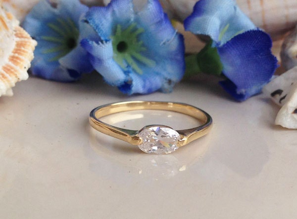 Klarer Quarz Ring - Gold Stapel Schlichter Kleiner April Geburtsstein Oval Edelstein Prong Klarer Quarz Ring - Gold Stapel Schlichter Kleiner April Geburtsstein Oval Edelstein Prong von HolyLandJewelry