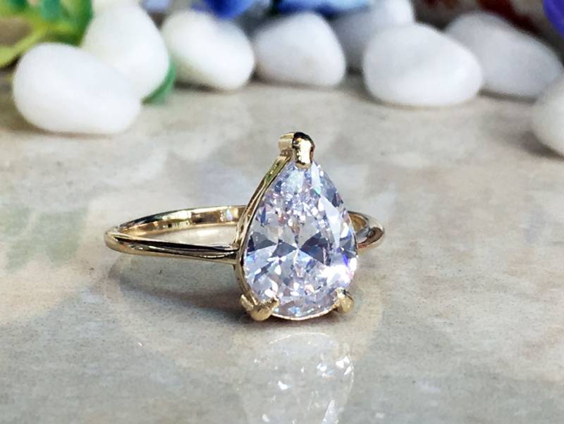 Klarer Quarz Ring - Weißer Band April Geburtsstein Gold Teardrop Zierlicher Prong Set Schlichter Schmuck von HolyLandJewelry