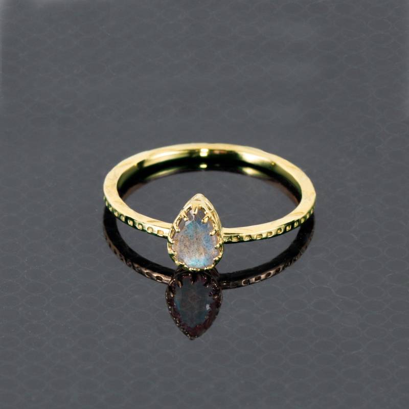 Labradorit Ring - Echter Edelstein Gold Stapel Tropfen Gehämmerter Schlichter Regenbogen von HolyLandJewelry