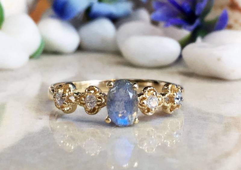 Labradorit Ring - Grauer Gold Stapel Edelstein Regenbogen Schlichter Winziger Prong von HolyLandJewelry