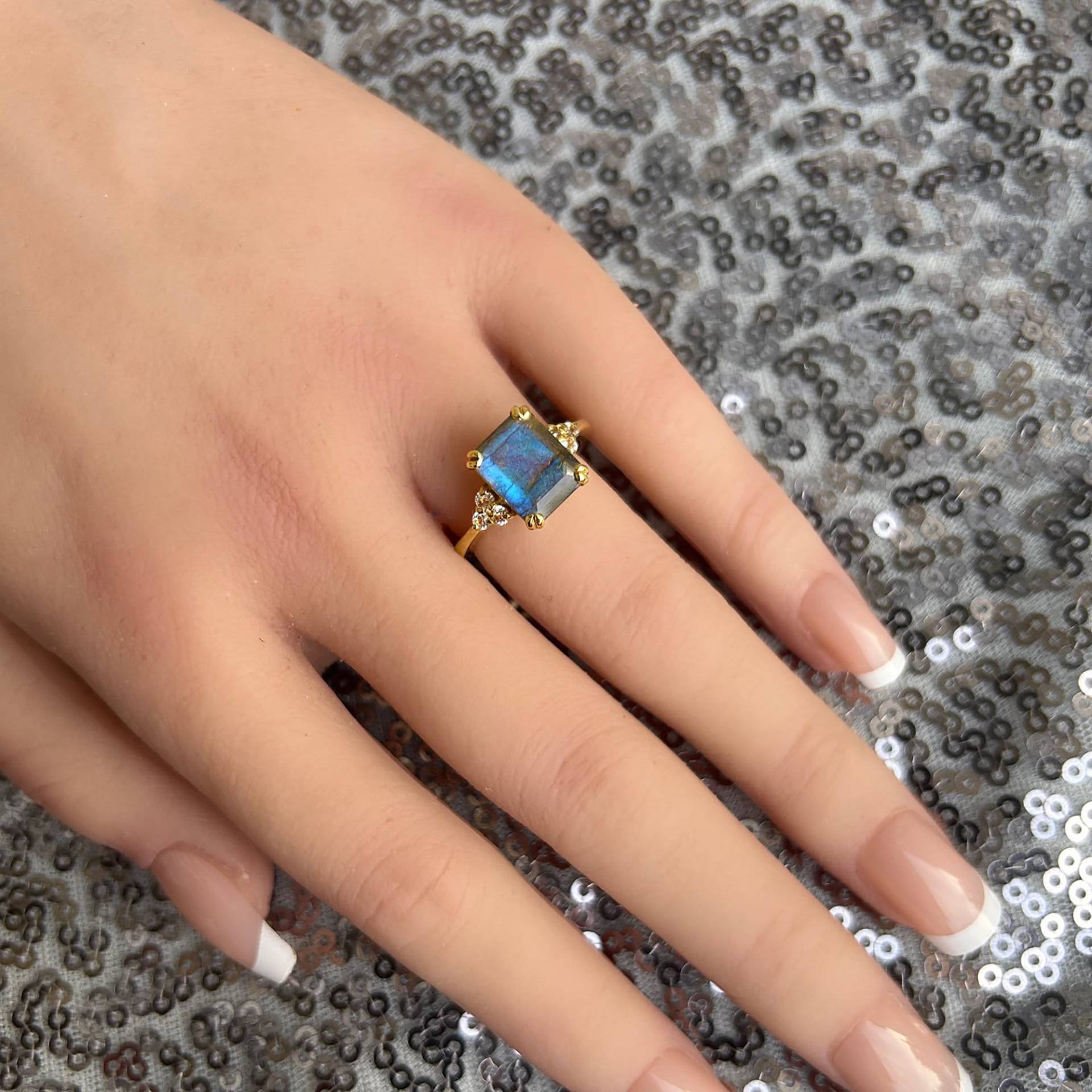 Labradorit Ring - Grauer Statement Gold Verlobungsring Rechteck Cocktail Regenbogen Prong von HolyLandJewelry