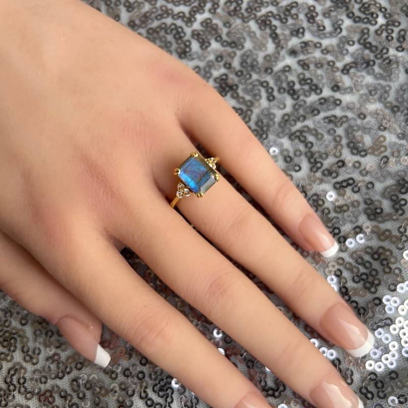 Labradorit Ring - Grauer Statement Gold Verlobungsring Rechteck Cocktail Regenbogen Prong von HolyLandJewelry