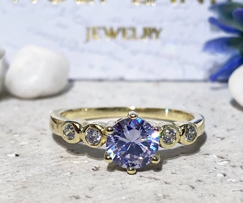 Lavendel Amethyst Ring - Geburtsstein Edelstein Gold Zarter Hell Lila Winziger Schlichter Schmuck von HolyLandJewelry