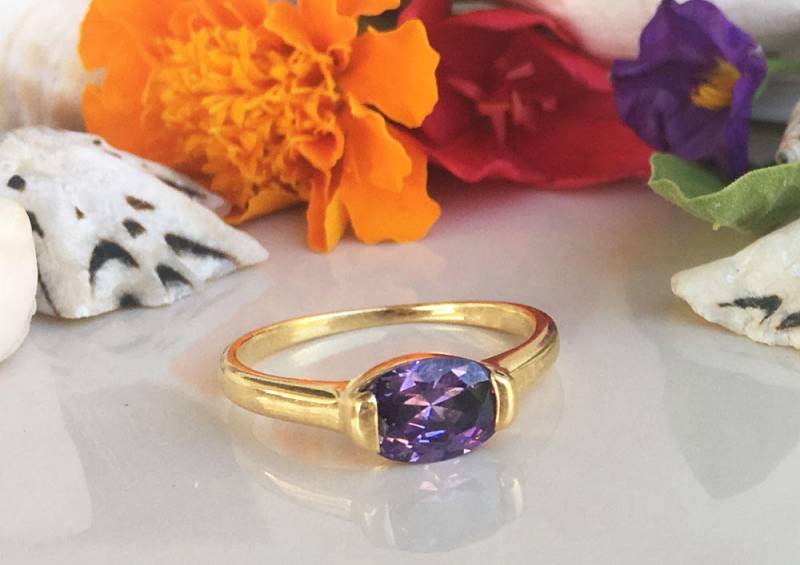 Lila Amethyst Ring - Februar Geburtsstein Edelstein Gold Stapel Prong Zierlicher Oval von HolyLandJewelry