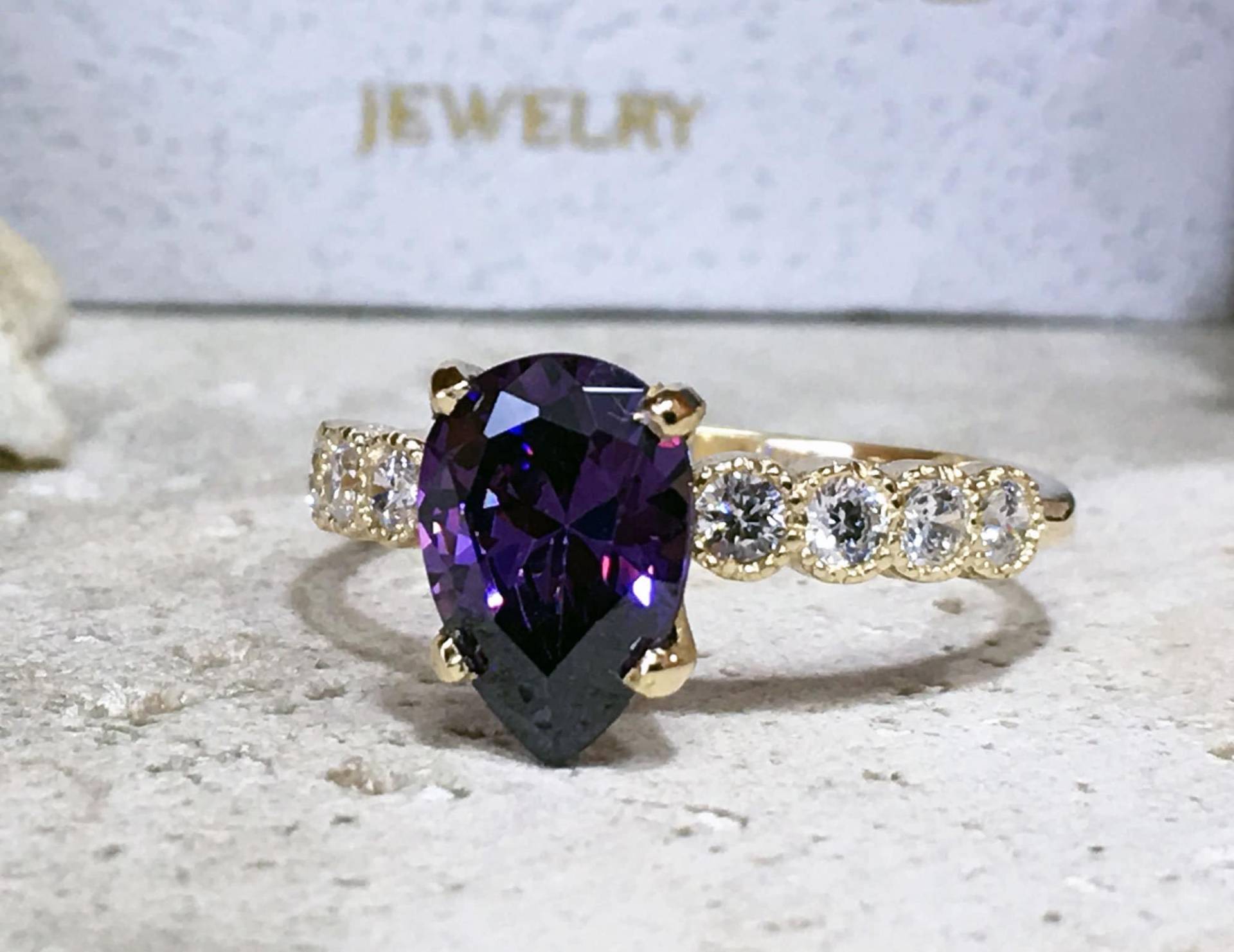 Lila Amethyst Ring - Februar Geburtsstein Gold Statement Tropfen Verlobungsring Cocktail von HolyLandJewelry